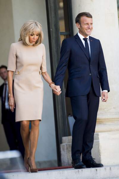 Brigitte et Emmanuel Macron ont multiplié les gestes tendres sur le perron de l'Élysée