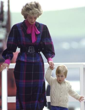 Diana et William descendent du Royal Britannia à Aberdeen en août 1985
