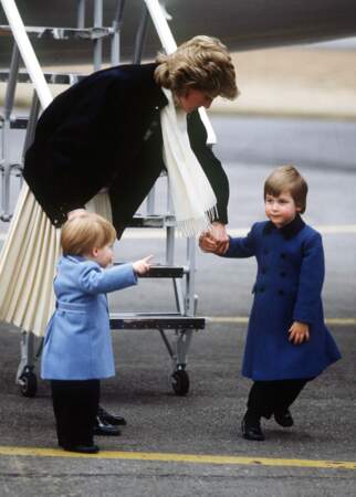 La princesse Diana et ses fils les princes William et Harry arrivent à l'aéroport d'Aberdeen, en 1986