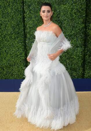 Penelope Cruz portait une robe Chanel Haute Couture et des bijoux Atelier Swarovski.