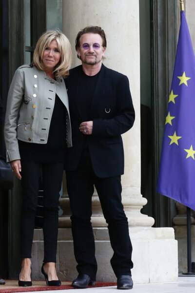24 juillet 2017 : Brigitte Macron en slim noir et blazer pour rencontrer Bono
