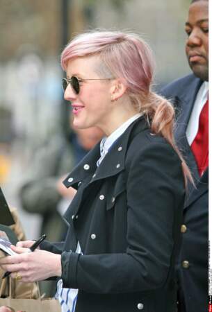 La chanteuse Ellie Goulding a donné une petite touche rock à son look avec ce rose pastel en all over