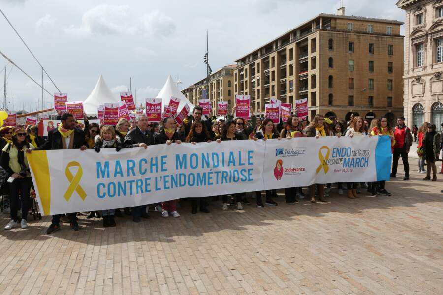 Laetitia Milot en plein défilé lors de la marche mondiale contre l'endometriose
