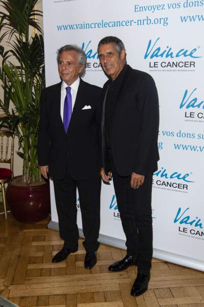 Julien Clerc en compagnie de Michel Oks, président du conseil d'administration chez Vaincre le Cancer