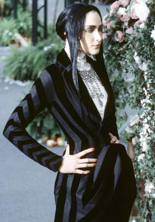 Sur le podium du défilé Dior Haute Couture en 1997 à Paris, dans un look rayé très graphique