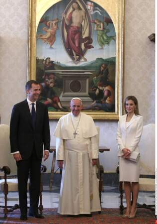 Une fois Felipe d'Espagne couronné, son épouse Letizia peut arborer une tenue blanche au Vatican