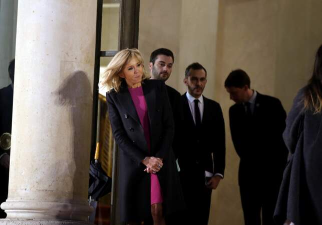Brigitte Macron dans une jolie robe fuchsia sur le perron du palais de l'Elysée