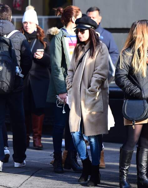 Lea Michele en manteau en peau lainée dans les rues de SoHo à New York le 19 décembre 2017