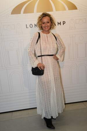 Caroline Roux, en robe blanche et détails cuir, rayonnait à la soirée Longchamp. 