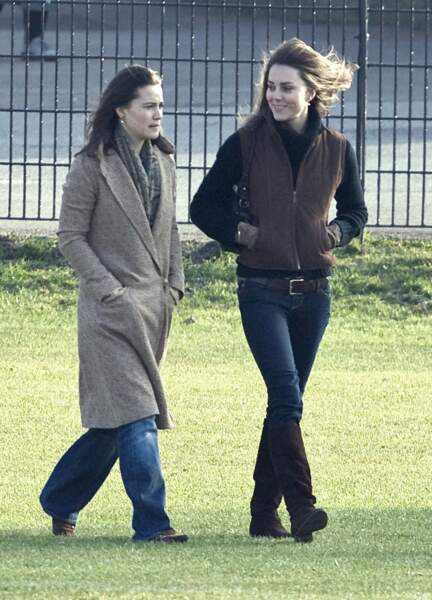 Kate et Pippa assistent à un match de rugby auquel participe le prince William, en mars 2007