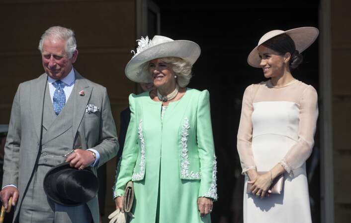 Meghan, radieuse auprès de Charles et de Camilla lors de la garden party à Buckingham, le 22 mai 2018