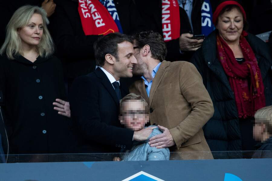 Emmanuel Macron souriant avec son frère Laurent Macron