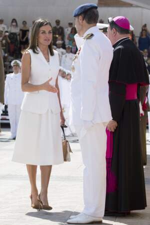 18 juillet : la reine d'Espagne révèle elle aussi ses épaules, dans une tenue écru, à Madrid.