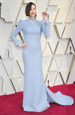 Charlize Theron arrive aux Oscars en Dior et avec sa nouvelle coiffure brune, à Los Angeles, le 24 février 2019.