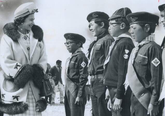 En 1970, en voyage au Canada, la reine échange avec de jeunes scouts