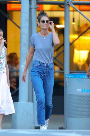 Pour cette sortie avec sa fille, Katie Holmes a choisi un look décontracté en jean et t-shirt
