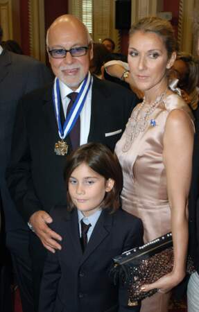 René Angélil reçoit la médaille d'officier de l'ordre national du Québec, en 2009 avec Céline Dion et René-Charles