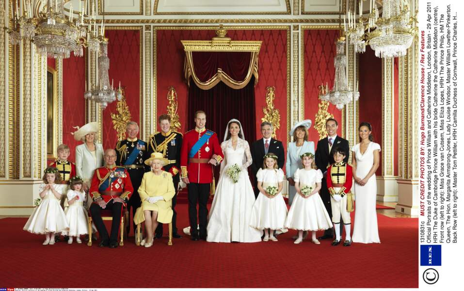 Le prince Charles pose sur la photo officielle du mariage de William et Kate Middleton, le 29 avril 2011 à Londres