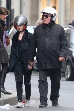 Louise accompagnée de son grand-père, Gérard Depardieu dans les rues de Paris