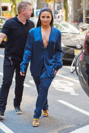 Demi Lovato porte un ensemble pyjama bleu électrique à New York le 17 août 2017