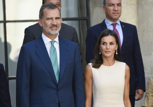 Le roi Felipe VI et la reine Letizia d'Espagne à la sortie de l'exposition "El viaje mas largo" à Seville le 12 sep