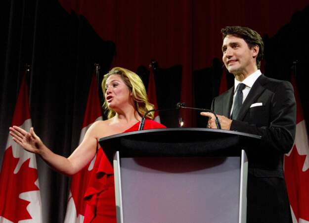 Le premier ministre très complice avec sa femme après un discours politique au Canada