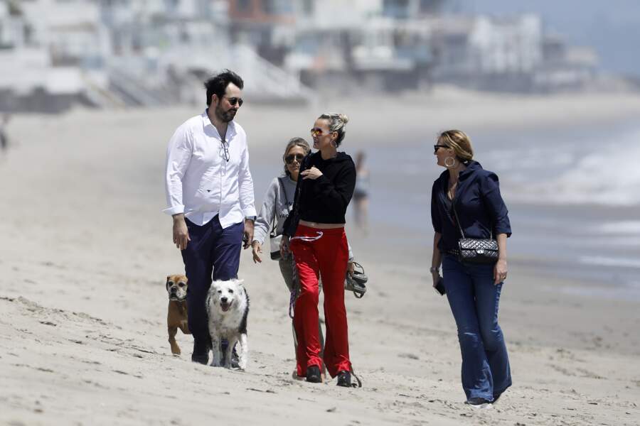 Laeticia Hallyday sur la plage de Malibu avec le chef Jean-François Piège et son épouse Élodie.