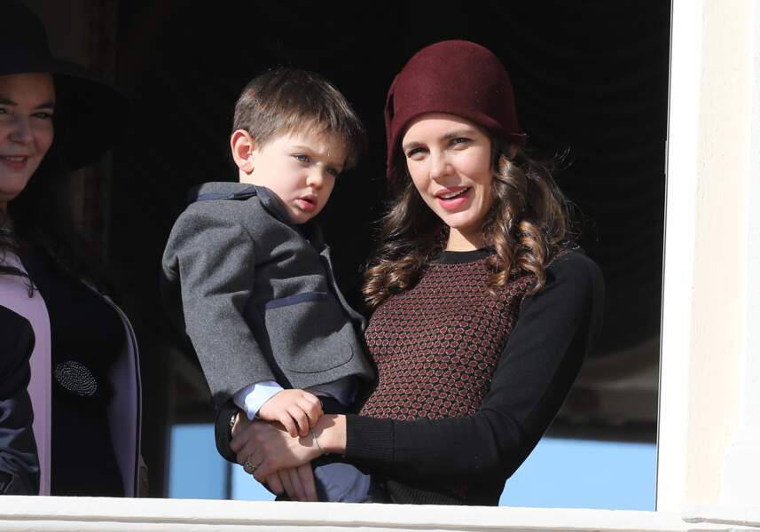 Charlotte Casiraghi et son fils Raphaël au balcon du palais lors de la fête nationale à Monaco, le 19 novembre 2018