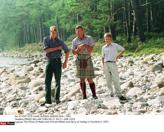 Le prince William avec le prince Charles et le prince Harry en vacances en Ecosse en 1997