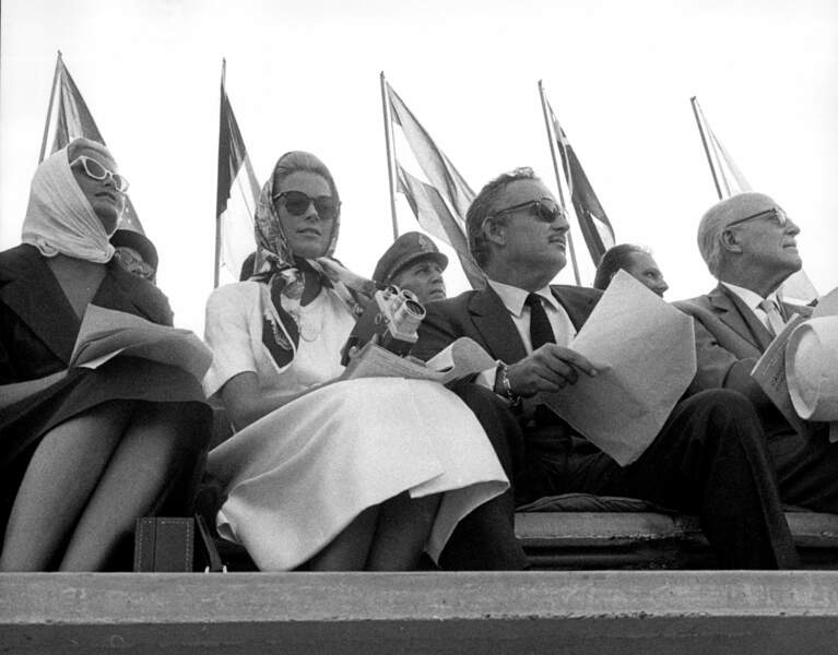 1960 : la Princess Grace de Monaco avec son foulard et ses lunettes de soleil durant les Jeux Olympiques à Rome