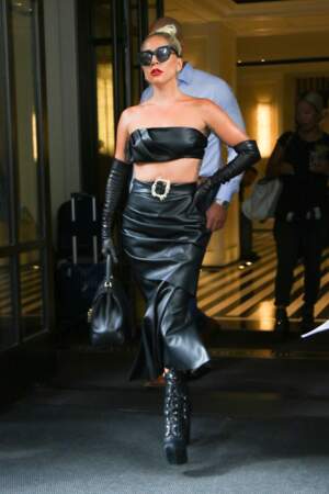 Lady Gaga assume son côté femme fatale en total look cuir