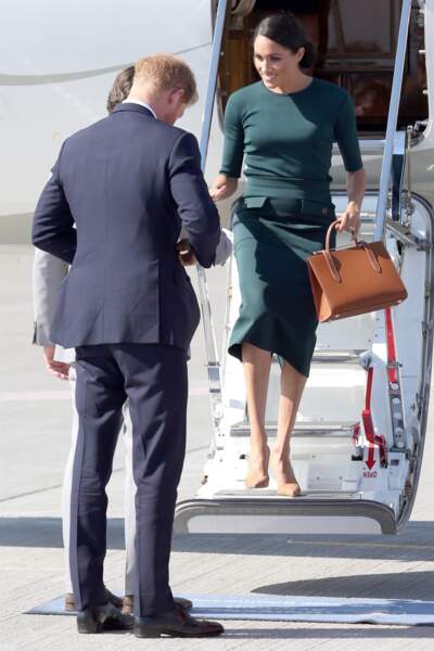 Meghan Markle porte un sac à main Strathberry, à son arrivée à l'aéroport de Dublin, le 10 juillet 2018