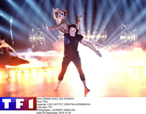 Loïc Nottet et sa partenaire Denitsa Ikonomova, sur le plateau de "Danse avec les Stars", en 2015