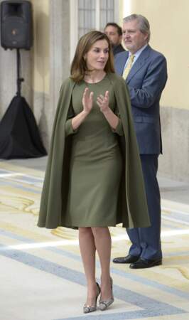 La reine Letizia d'Espagne en robe cape vert olive lors des "Sports National Awards" à Madrid le 19 février 2018