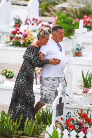 Laeticia Hallyday et Jean-Claude Camus se sont recueillis sur la tombe de Johnny à Saint-Bart le 24 avril 2018