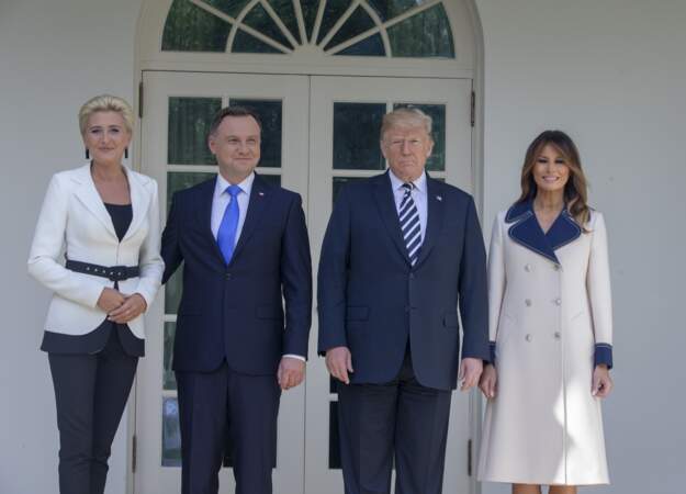 Melania Trump porte le caban Gucci comme une robe.