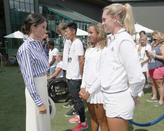 Kate Middleton et Meghan Markle saluent les juniors du tournoi de Wimbledon ce samedi 14 juillet.