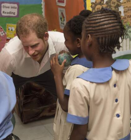 Le prince Harry participe aux activités de l'école primaire "Holy Trinity"