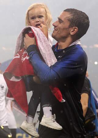 Antoine Griezmann et sa fille Mia fêtent la victoire des Bleus