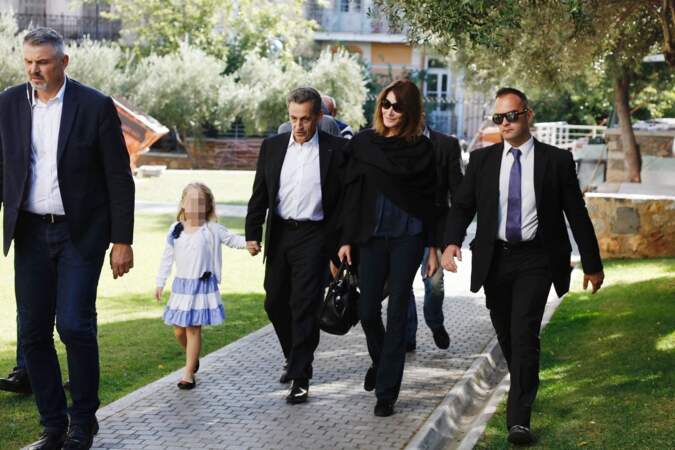 Nicolas, Carla et Giulia Sarkozy arrivent au musée de l'Acropole, à Athènes, le 24 octobre 2017