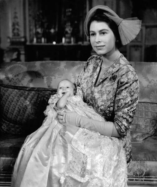 La Princesse Anne dans les bras de sa mère Elizabeth lors de son baptême, le 21 octobre 1950 a Londres