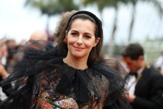 Amira Casar, et son carré très classique, orné d'un serre-tête en velours, à Cannes le 14 mai 2019