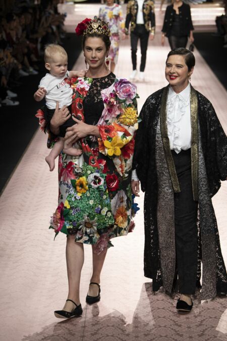 Isabella Rossellini, sa fille Elettra et son petit-fils Ronin pour Dolce & Gabbana, à Milan, le 23 septembre 2018.
