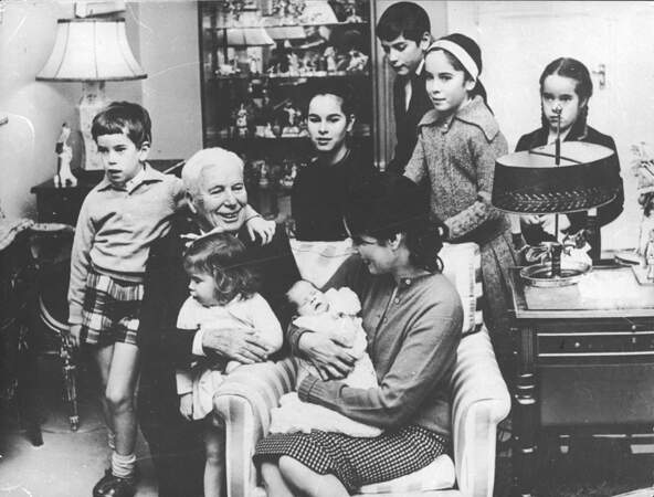 Charlie Chaplin et sa femme Oona O'Neil posent en famille pour la naissance de leur fille Annette, en 1959