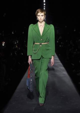 Givenchy repense le costume féminin avec des épaulettes arrondies. Un look pour à porter de jour comme de nuit !