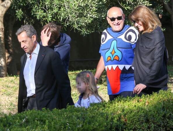 Carla Bruni-Sarkozy et sa famille ont visité le musée de l'Acropole d'Athènes le 24 octobre