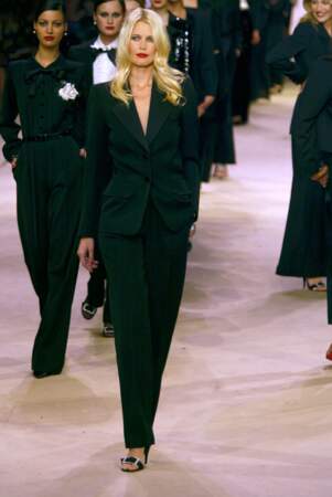 Claudia Schiffer lors du dernier défilé d'Yves Saint Laurent