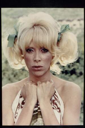En 1971, Mireille Darc couettes et taches de rousseur dans le film "Fantasia chez les Ploucs"