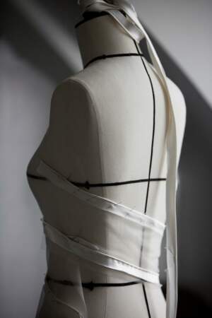 Avec précision, les "petites mains" de la maison Dior ont réalisé une robe de bal et de rêve pour Bella Hadid.