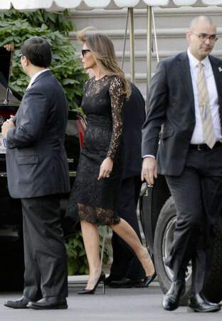 Melania Trump fait monter la température en robe noire en dentelle transparente. 